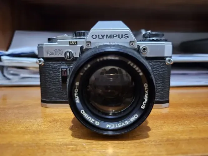 Câmera Analógica Olympus OM10, com Lente 50 mm e Alça