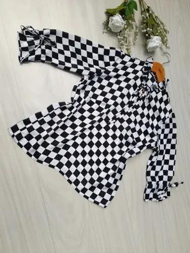 Blusa social xadrez em viscose, folhos e amarras na cola e manga. <br>