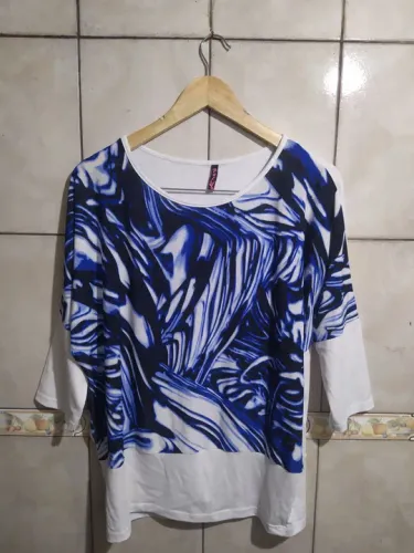Blusa branca com estampa azul
