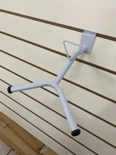 Suporte para capacete na cor branca 