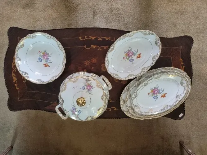 aparelho de jantar para doze pessoas em porcelana real na cor branca com bordas douradas