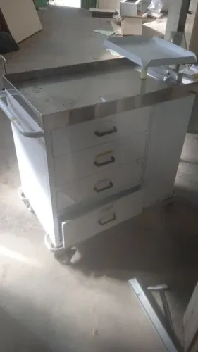 Carrinho de emergência e mesa de inox média