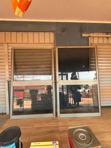 Porta 2 folhas 250x210cm de Alumínio em Ótimo Estado