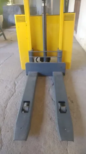 EMPILHADEIRA SEMI AUTOMÁTICA LIFTRANS 1 TON