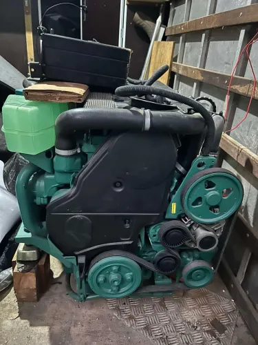 Vendo ou troco , motor volvo penta completo!