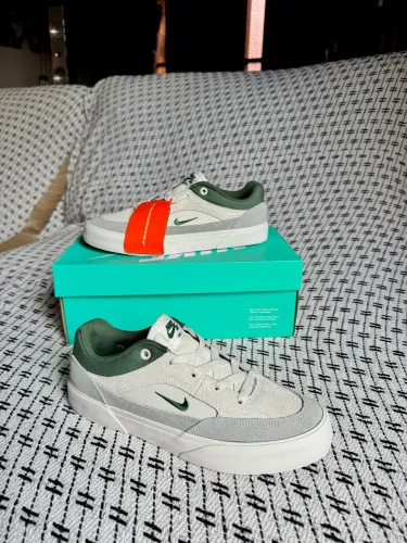 Tênis Nike SB Malor cinza e verde
