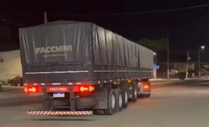 Carreta Graneleiro Facchini 23/23 4 eixo assoalho de chapa