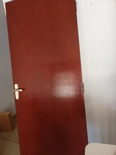 Porta madeira oca,80x2,10, fechadura e dobradiças instalada 