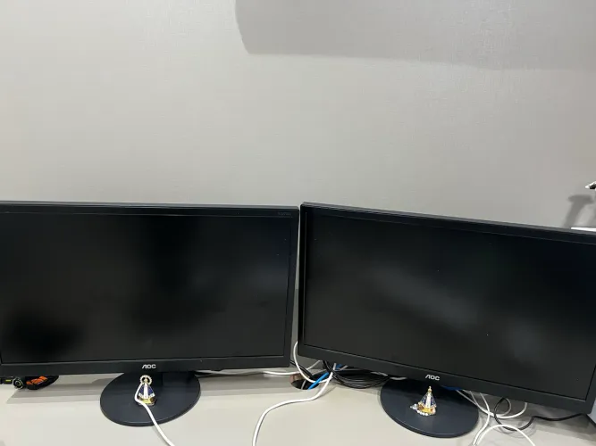 2 Monitores da AOC de 21,5 pegadas
