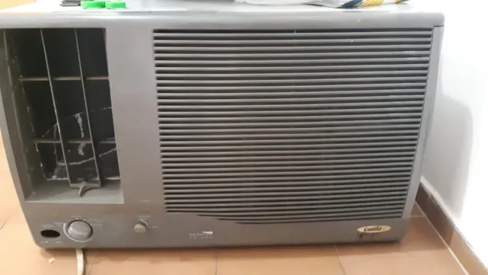 Ar-condicionado Consul (10 mil BTUs), 220v. Dimensão: 67x40x70 cm.