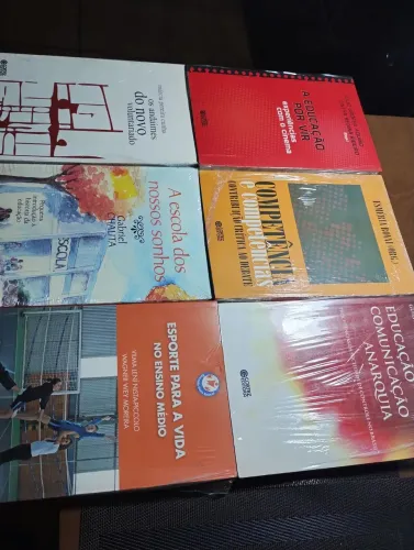 Livros diversos sobre educação e temas relacionados
