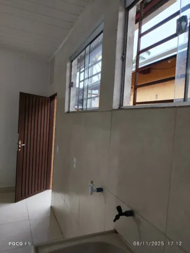 Alugo quitinete de 2q próxima ao Terminal das Bandeiras 