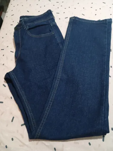 Calças Jeans Azul Escuro e azul claro.