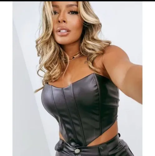 Corpete / Corset de Couro Sintético Preto Elegante