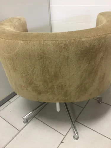 Poltrona Giratória em Tecido Bege