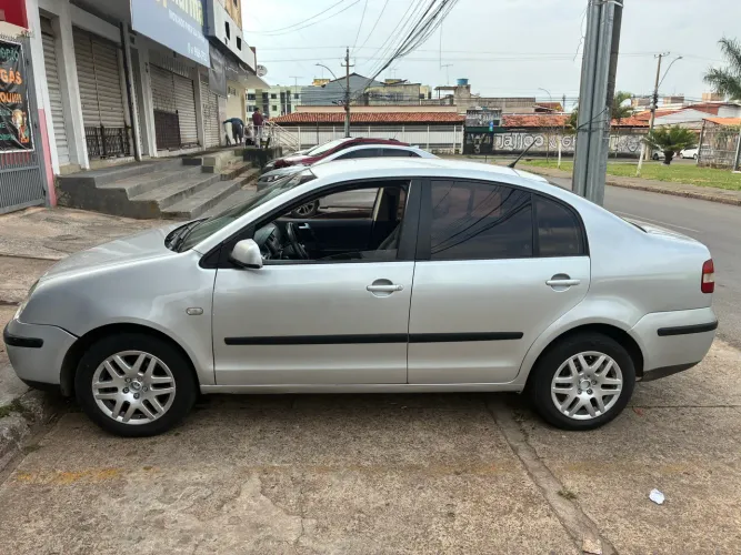 Volkswagen Polo Sedan 1.6 MI Total Flex 8V 4P 2005
