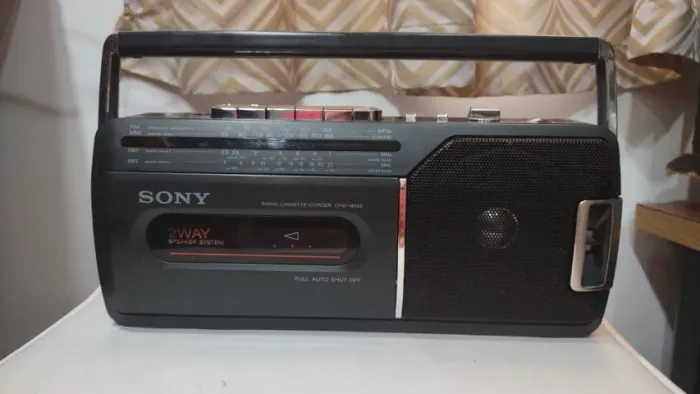 Radio Cassette-Corder AM*/FM/SW* Sony CFM-140SII Leia atentamente a descrição 