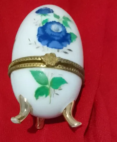 Ovo de porcelana francesa.  Porta jóias pintado a mão estilo Fabergé
