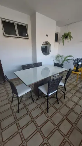 Mesa de madeira e tampo de vidro