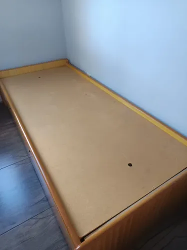 Cama de solteiro com 2 criados