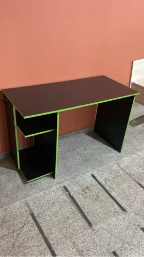 Mesa Gamer Preto com Detalhes Verde