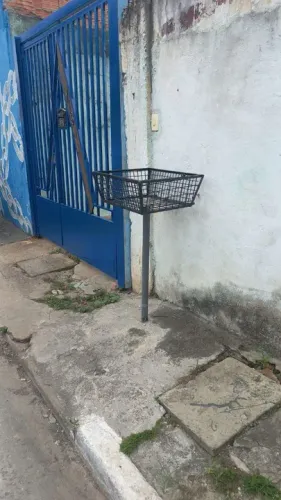 Lixeira de metal para área externa