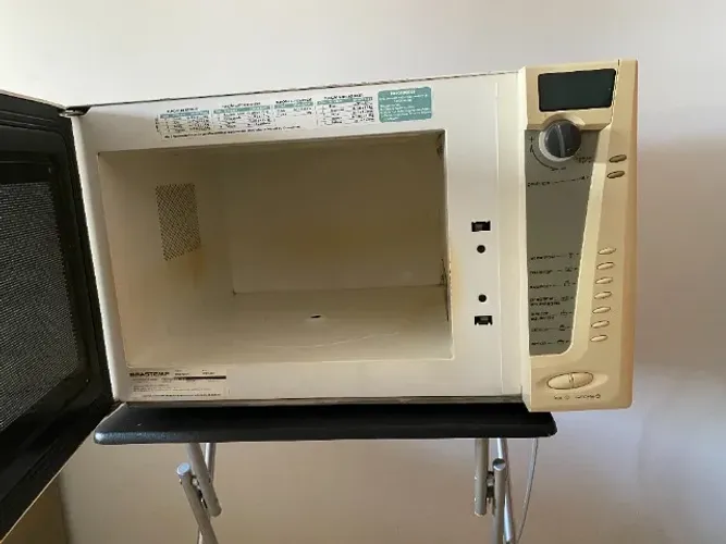 Microondas Brastemp Jet Defrost 27 Litros, sem o prato.