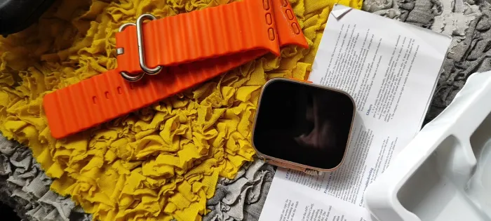 Relógio inteligente Apple Watch com pulseira laranja