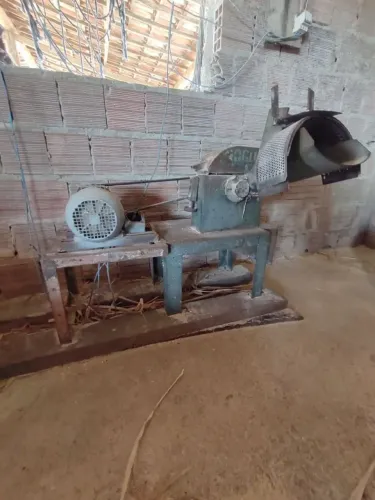 Vendo Forrageira e Triturador N.01 ?<br> <br>Motor 3CV Trifásico<br> <br>Motor 3CV Trifásico