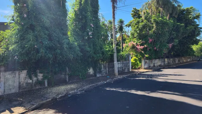 Vendemos chácara Jardim do Trevo. 8000 m2. Aceitamos parceria para galpoes.