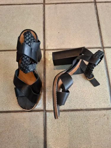 Sandália Via Mia preta de couro com detalhes trançados