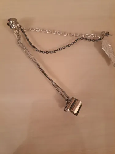 Brinco de argolas com corrente e pingente