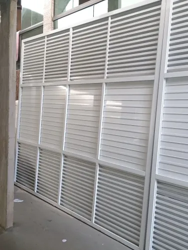Vendo 2 portões de alumínio branco medindo 3X3
