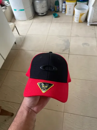 BONÉ OAKLEY TINCAN