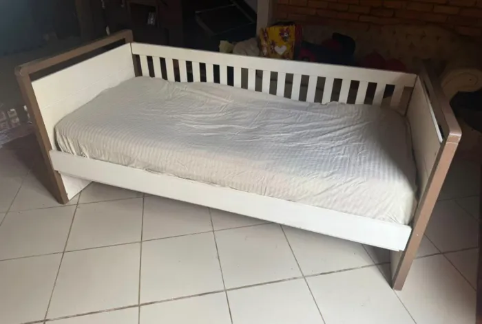 Cama de solteiro com colchão