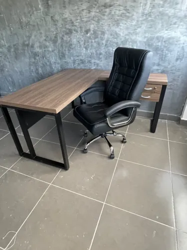 COMBO Mesa em L 1.50x1.60 com Cadeira PRESINDENTE Executiva