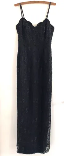Vestido preto longo em renda