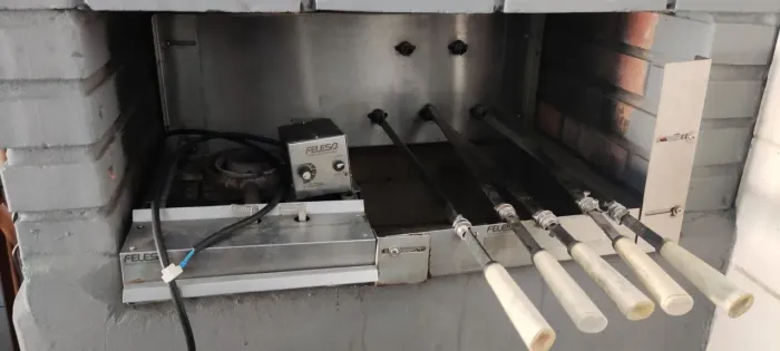 Churrasqueira com 5 espetos rotativo e uma boca a gaz com chapa de lanche.