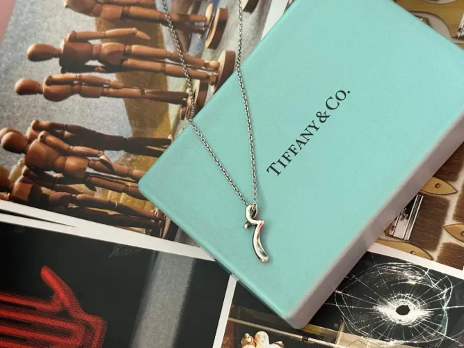 Colar Tiffany & Co. letra R. Alphabet Letter R Pendant Elsa Peretti Orginal