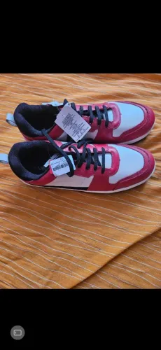 Tênis Vermelho e Branco - Novo