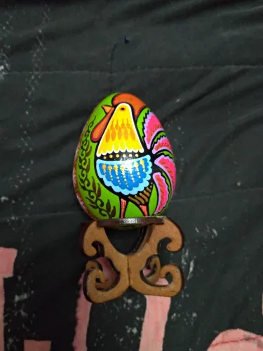 Ovo decorativo pintado a mão - galinha com suporte