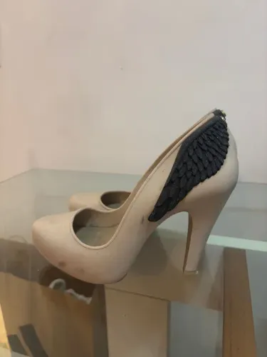 Melissa salto alto bege com Detalhe Asa