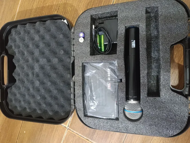 microfone sem fio UHF da marca JWL, modelo U-8017