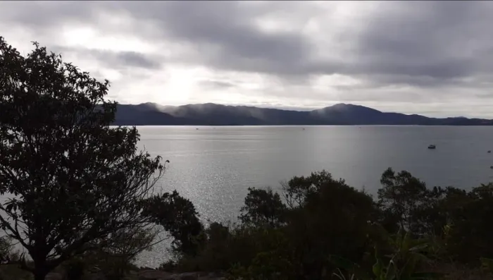 Vende-se grande terreno na praia do Forte com vista para o mar.