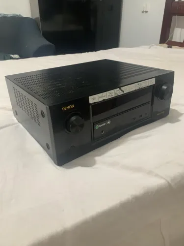 Receiver Denon AVR-X3100W. 