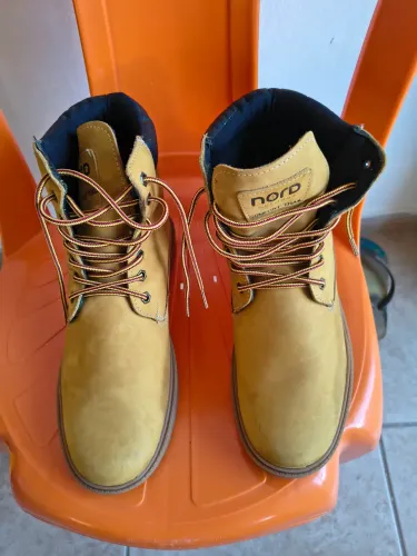 Bota masculino usada uma vez.