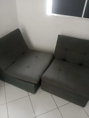 2 poltronas refinadas na cor cinza