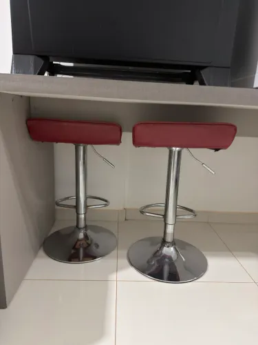 Duas banquetas giratórias