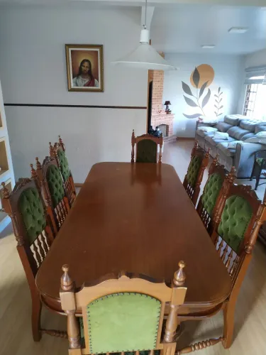 Jogo de jantar estilo colonial, mesa 8 cadeiras almofadadas balcão e espelho com moldura