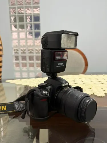 Câmera DSLR Nikon D3100 com lente e flash SB-600
